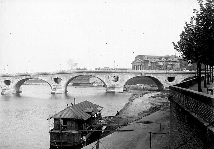 Vu depuis les berges, maison construite sur une péniche amarrée