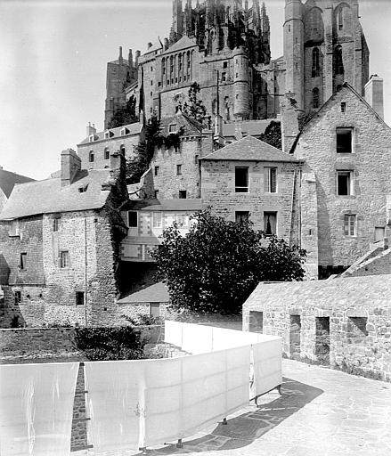 Vue générale depuis les remparts, draps en train de sècher