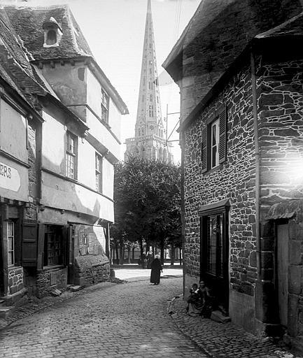 Vue du clocher depuis une rue