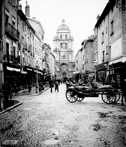 Façade principale, vue prise depuis la rue animée par des attelages et des passants