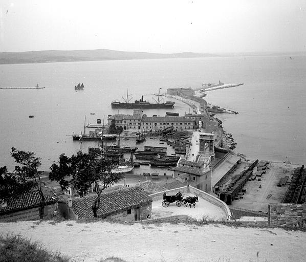 Paysage maritime : vue générale du port