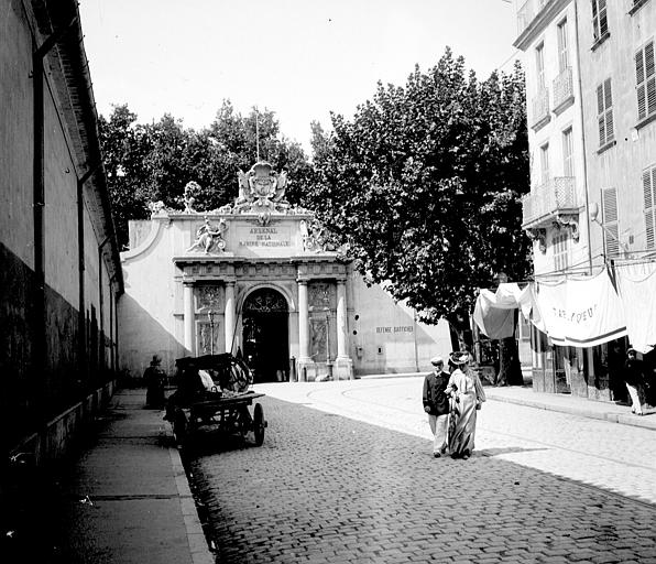 Porte d'entrée, ensemble depuis la rue