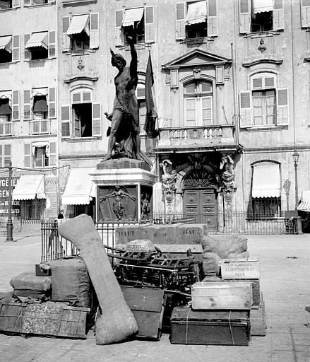 Façade, ensemble avec statue devant, dépôt de caisses de voyage