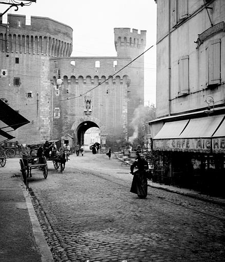 Porte : vue générale depuis le café 'Michel'