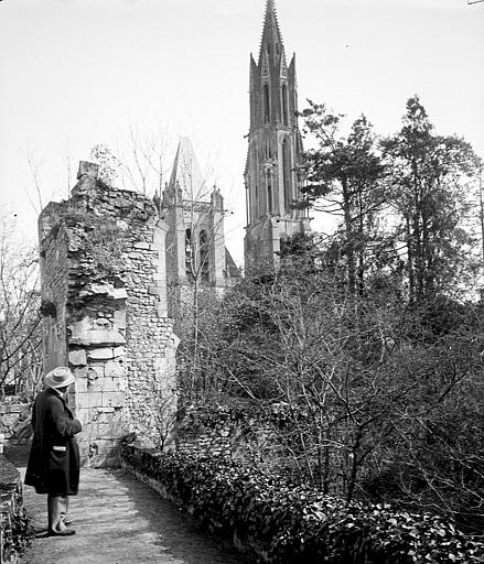 Clocher vu des murailles, homme en pose dans un chemin