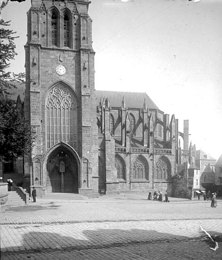 Façade sud : le clocher, porte