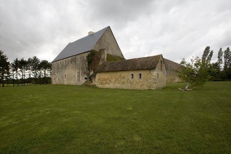 Arrière du bâtiment et dépendance