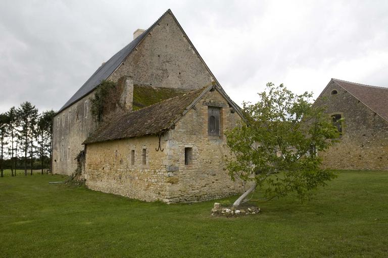 Arrière du bâtiment et dépendances