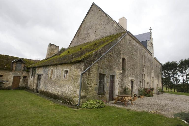 Bâtiments agricoles et façade sur cour