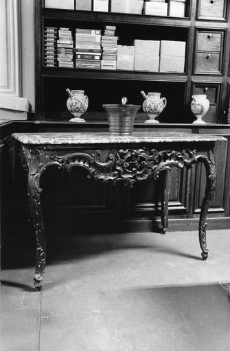 table Louis XV, bois sculpté, peint et marbre