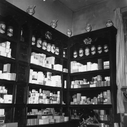 pharmacie de l'hôpital : boiseries, pots, mortiers, table et bibelots, bois, faïence, marbre, bronze