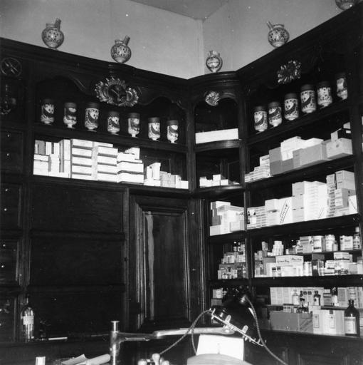 pharmacie de l'hôpital : boiseries, pots, mortiers, table et bibelots, bois, faïence, marbre, bronze