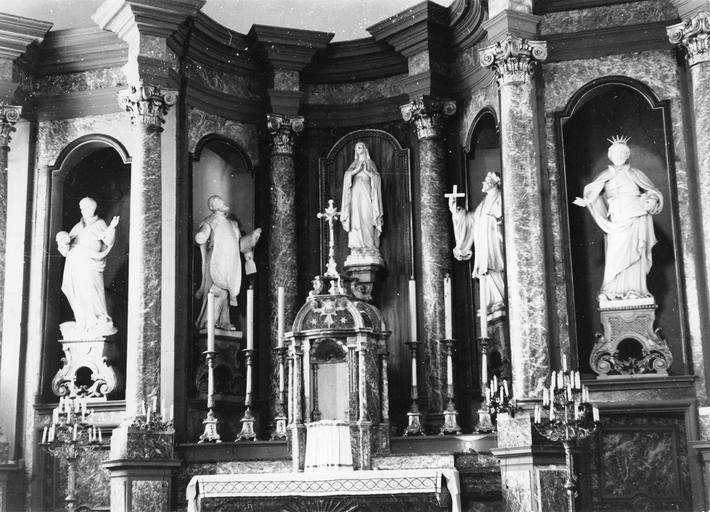 maître-autel, tabernacle et retable, 4 statues de saints jésuites : saint Ignace de Loyola, saint François Borgia, saint Alphonse Rodriguez et saint François-Xavier, marbre et bois