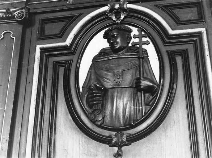 stalles, lambris de revêtement : saint Antoine, archevêque de Florence, médaillon en bois sculpté à fond peint en or