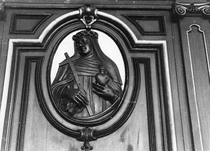 stalles, lambris de revêtement : sainte Catherine de Sienne, médaillon en bois sculpté à fond peint en or