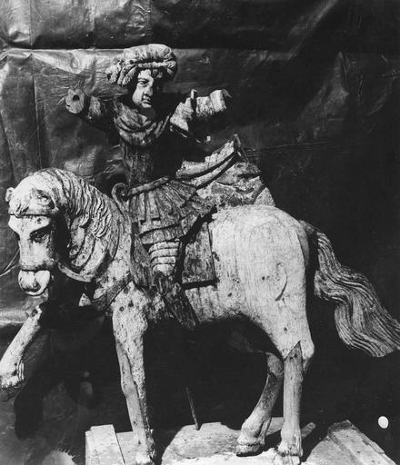 groupe sculpté : La charité de saint Martin, bois, avant restauration