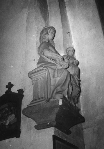 statue : Vierge à l'Enfant, de trois-quart, pierre