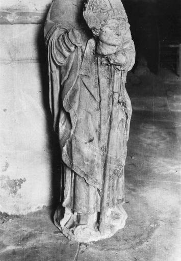 statue : saint Nicaise céphalophore, de face, pierre