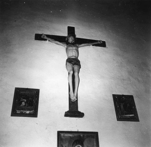 groupe sculpté : Christ en croix, bois