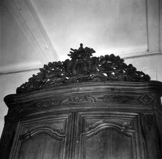 armoire à deux corps, détail de la partie supérieure, bois