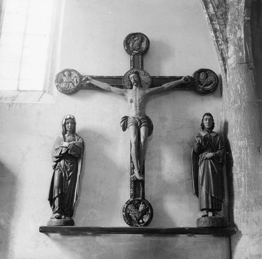 Groupe sculpté : Christ en croix entre la Vierge et saint Jean (le)