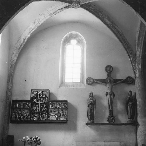 groupe sculpté : Christ en croix entre la Vierge et saint Jean ; retable : scènes de la vie du Christ, bois