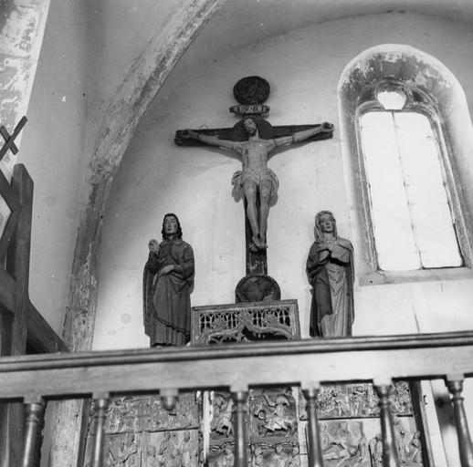 groupe sculpté : Christ en croix entre la Vierge et saint Jean, bois, avant dépose