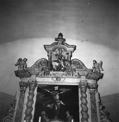 groupe sculpté surmontant le maître-autel : saint Georges, bois polychrome