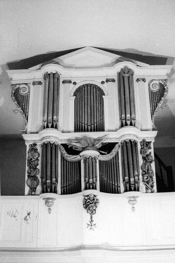 buffet d'orgue, bois sculpté et peint en blanc