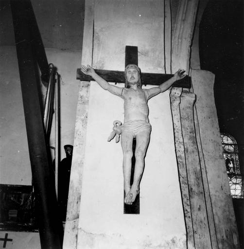 croix : Christ en croix, bois sculpté