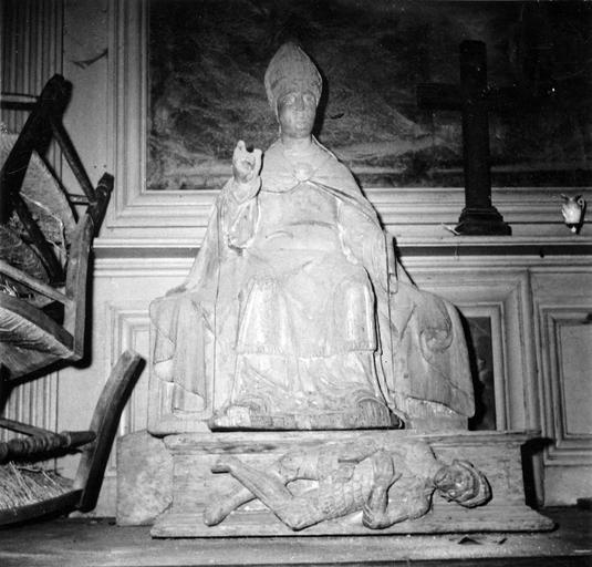 statue : saint Loup, chêne, XVIe s et socle : fragment d'une poutre de la voûte représentant un guerrier, Xve s