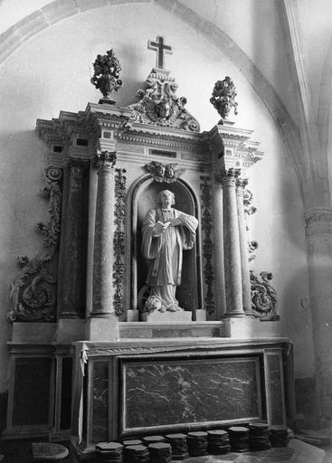 Autel, retable, statue : saint au livre