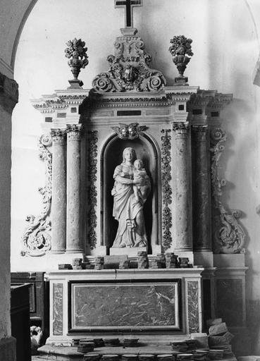 Autel, retable, statue : Vierge à l'Enfant