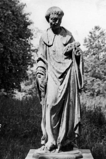 statue de moine (provenant de l'abbaye de Mont-Dieu ?) en dépôt au Presbytère de Tourteron, bois