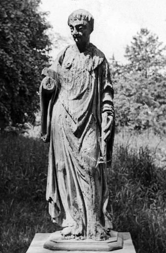 statue de moine (provenant de l'abbaye de Mont-Dieu ?) en dépôt au Presbytère de Tourteron, bois