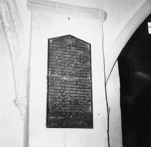 plaque funéraire concernant la famille Le Boeuf, marbre noir