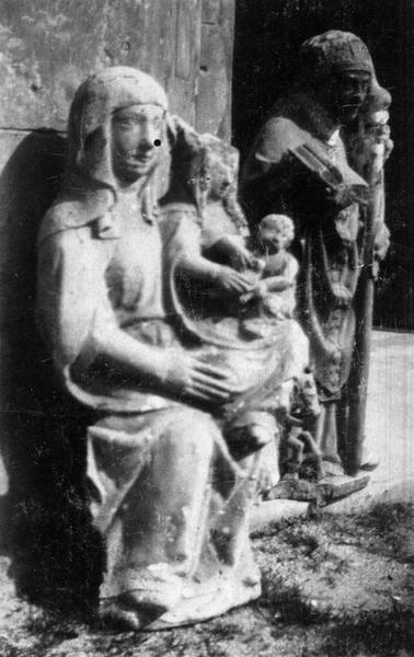 groupe sculpté : sainte Anne assise portant la Vierge et l'Enfant, vue générale