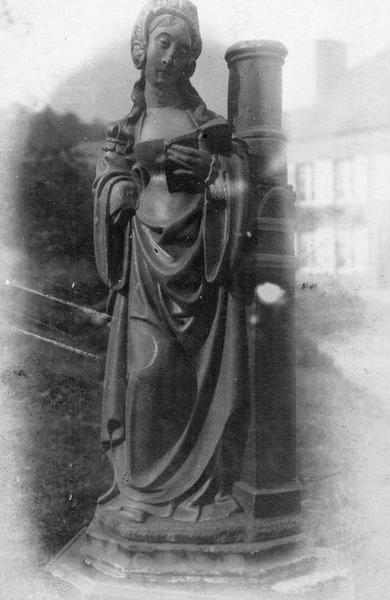 statue : sainte Barbe, vue générale