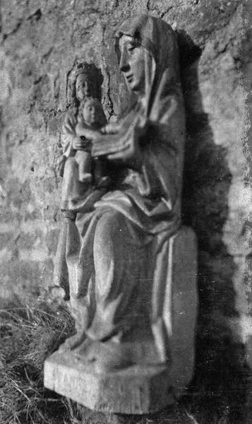 groupe sculpté : sainte Anne assise portant la Vierge et l'Enfant, vuegénérale