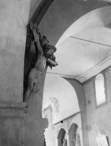 statue : Christ en croix, vue générale