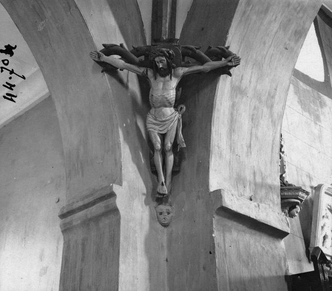 statue : Christ en croix, vue générale