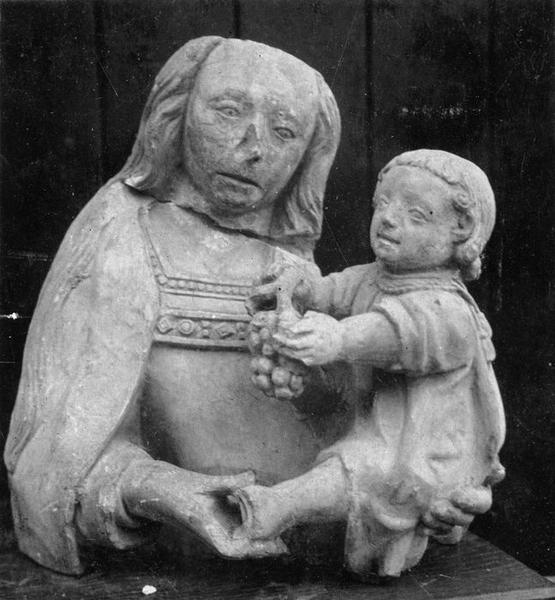 statue : Vierge à l'Enfant tenant une grappe de raisins, vue générale