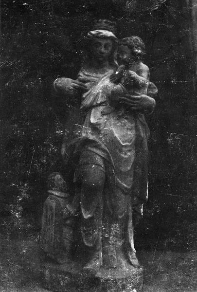 groupe sculpté : Vierge et donateur, vue générale