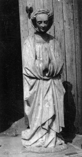 statue : sainte femme, vue générale