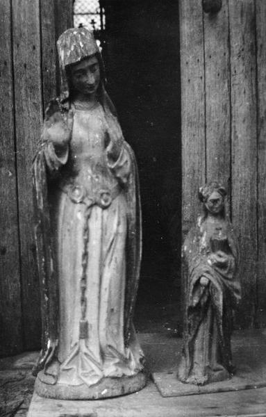 statue : femme non identifiée, statuette : sainte non identifiée, vue générale