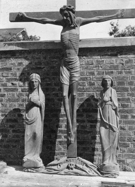 Groupe sculpté : Christ en croix la Vierge et saint Jean