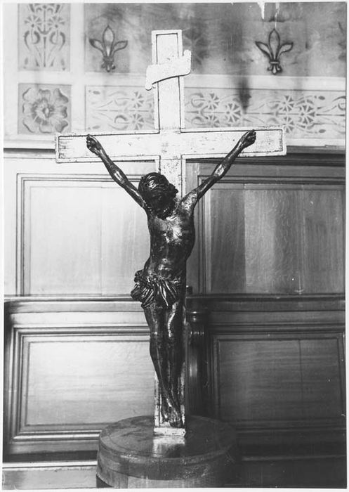 statue : Christ en croix