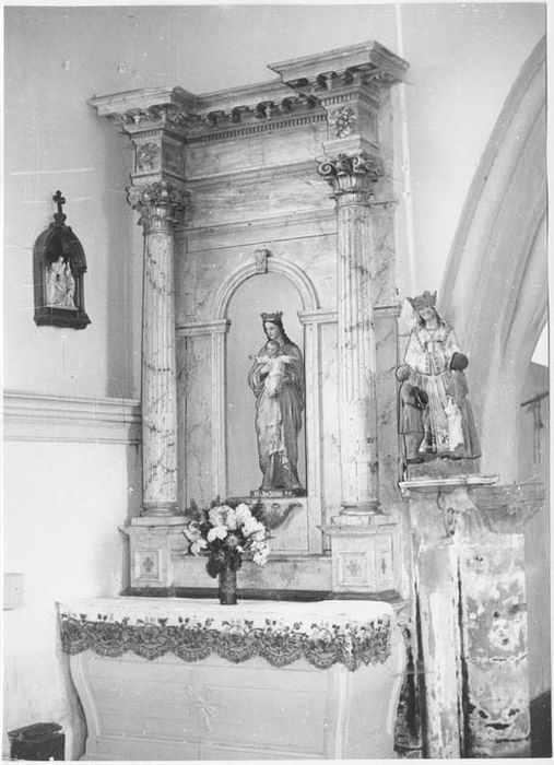 autel et retable  latéral de la Vierge