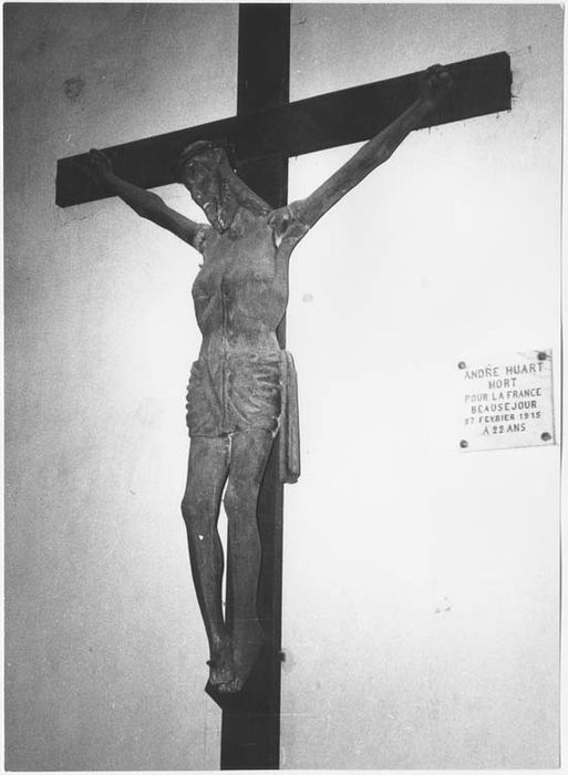 statue : Christ en croix