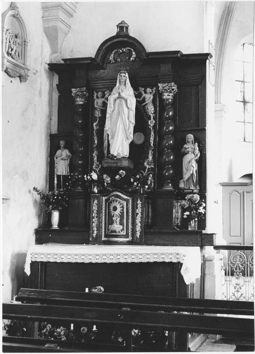 autel et retable latéral de la Vierge